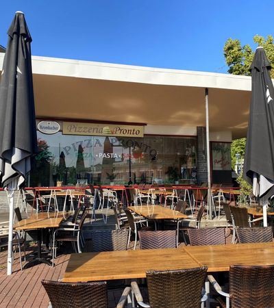 Außenansicht des Eingangsbereichs und der Terrasse der Pizzeria Pronto
