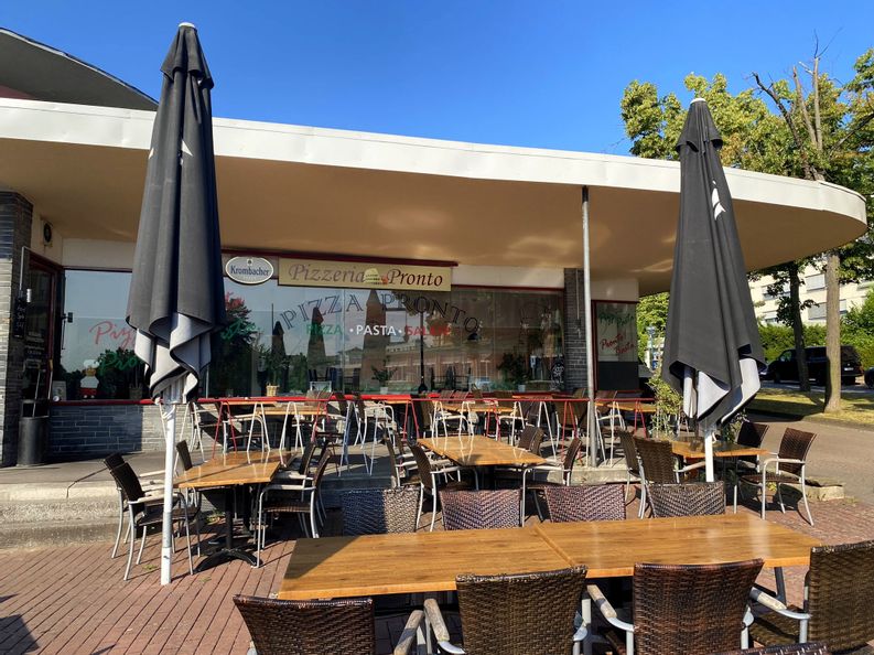 Außenansicht des Eingangsbereichs und der Terrasse der Pizzeria Pronto