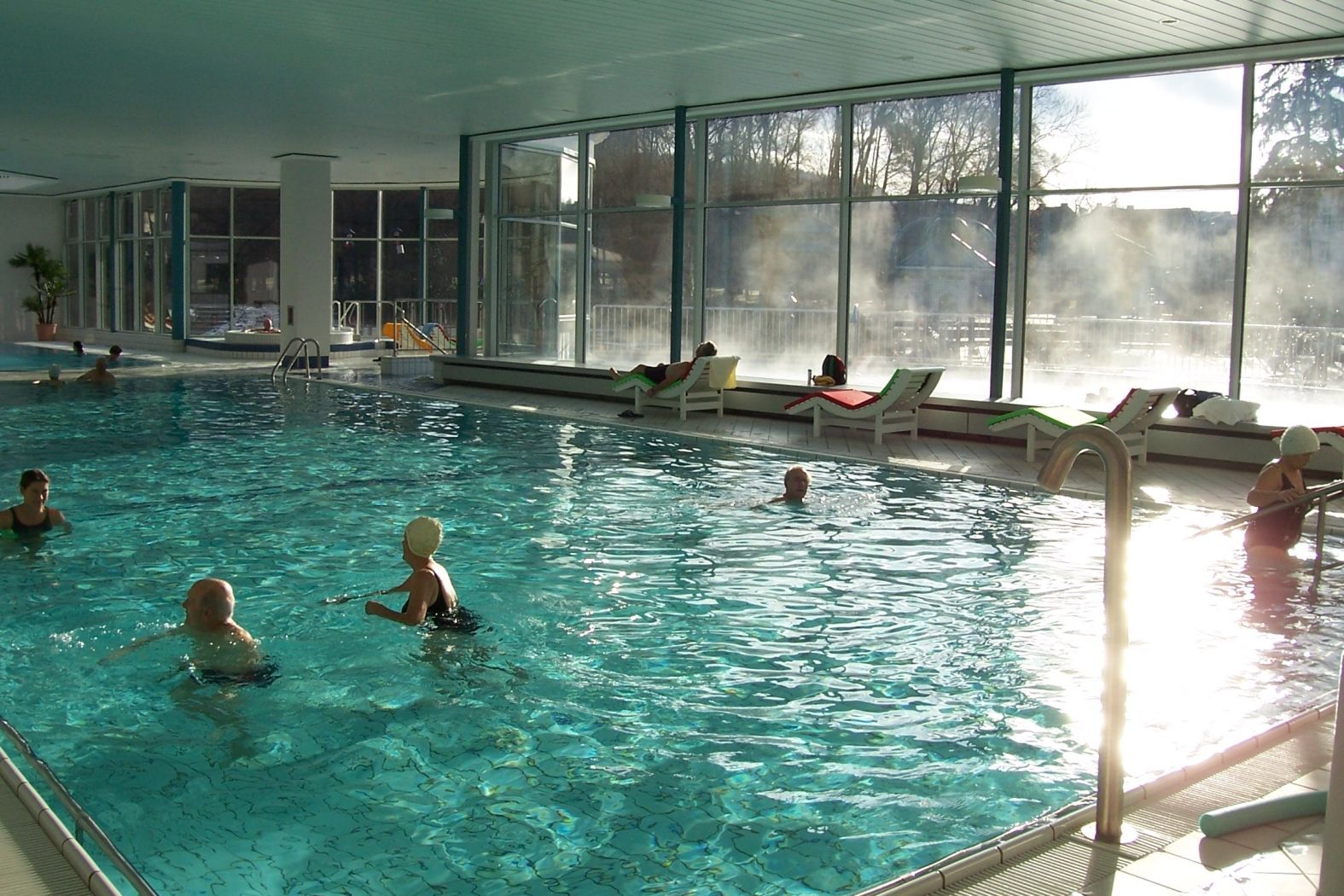 Menschen die im Schwimmbecken der Quellentherme Reinhardshausen schwimmen.