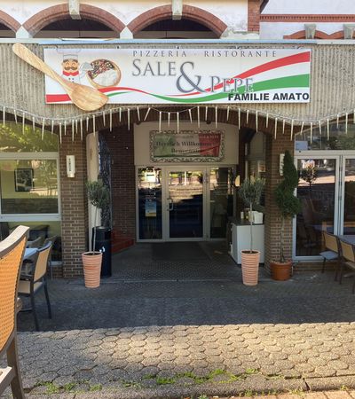 Außenansicht des Eingangsbereichs des Sale & Pepe Restaurants.