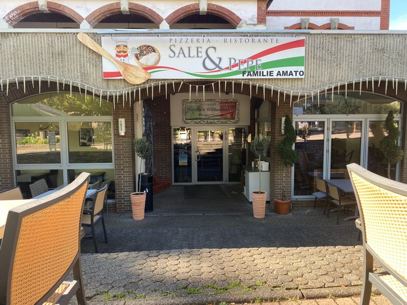 Außenansicht des Eingangsbereichs des Sale & Pepe Restaurants.