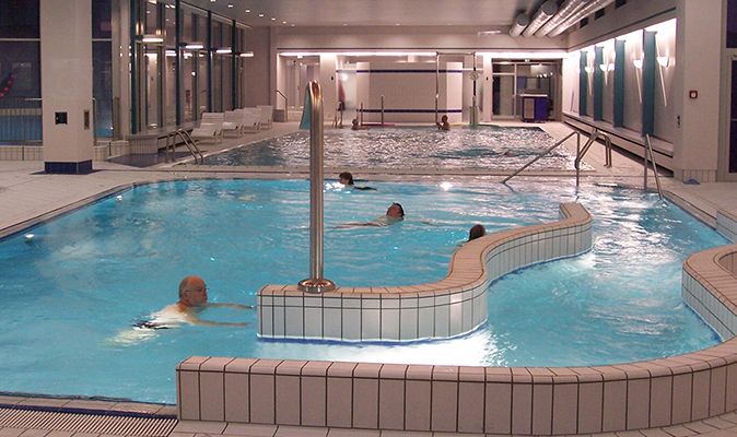 Blick auf die Schwimmbecken in der Quellentherme Reinhardshausen