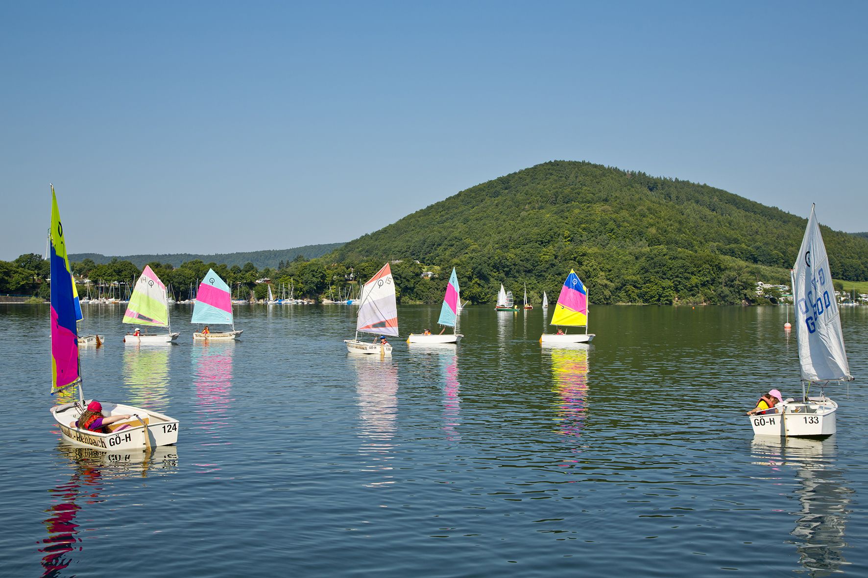 Aufnahme von Segelbooten auf dem Edersee. Der Himmel ist blau und wolkenlos.
