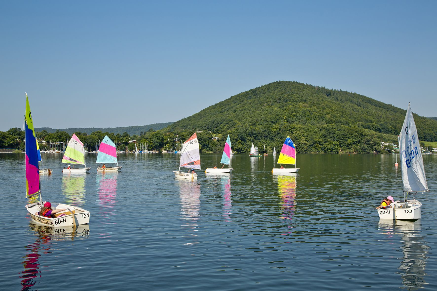 Aufnahme von Segelbooten auf dem Edersee. Der Himmel ist blau und wolkenlos.