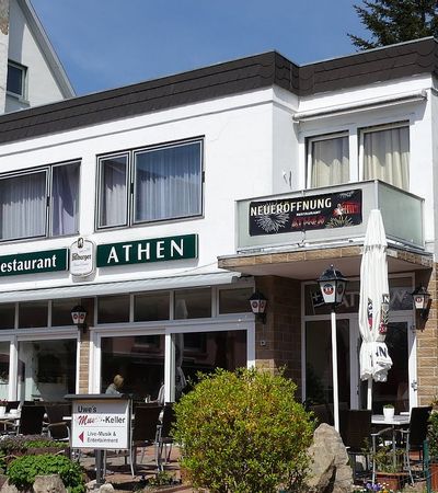 Blick auf den Eingang des Restaurant Athen und Uwes Musikkeller