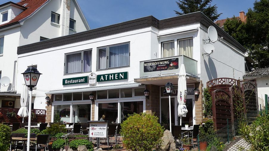 Blick auf den Eingang des Restaurant Athen und Uwes Musikkeller