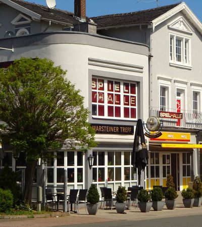 Blick auf den Eingang des Warteiner Treff in Bad Wildungen.