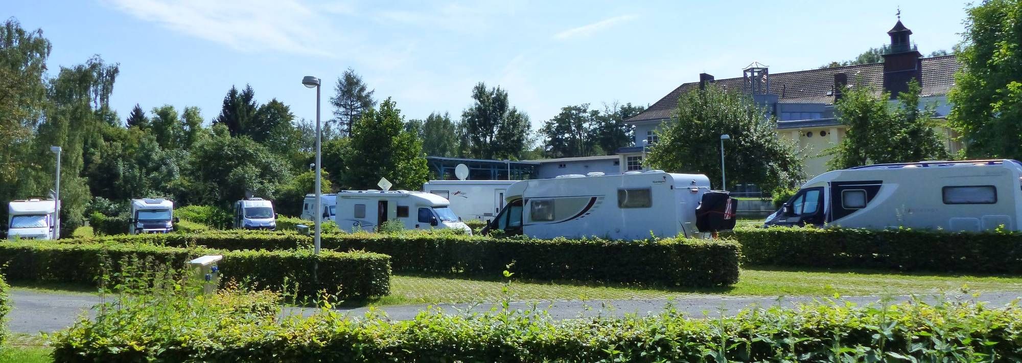 Wohnmobile auf dem Wohnmobilstellplatz in Bad Wildungen.