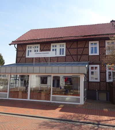 Außenansicht des Fachwerkhauses und Wintergarten des Restaurants Zimmermann Fisch und Steak.