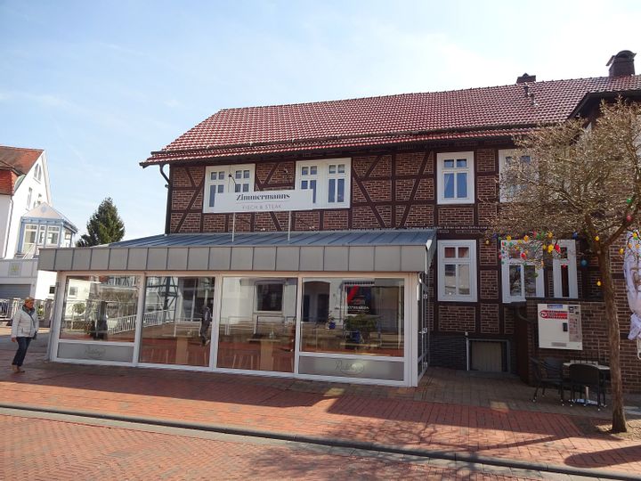 Außenansicht des Fachwerkhauses und Wintergarten des Restaurants Zimmermann Fisch und Steak.