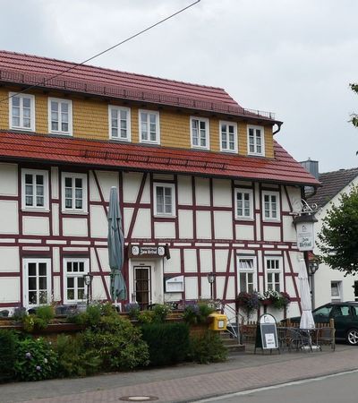 Außenansicht des Fachwerkhauses des Restaurants Zum Urfftal in Bergfreiheit.