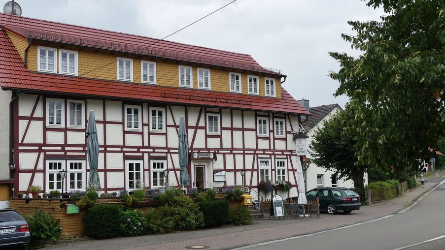 Außenansicht des Fachwerkhauses des Restaurants Zum Urfftal in Bergfreiheit.