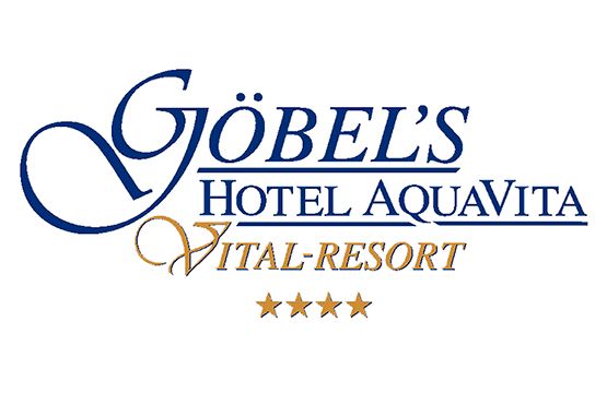 In blau der Schriftzug "Göbels Hotel AquaVita". Darunter in gelb der Schriftzug "Vital-Resort" mit 4 Sternen