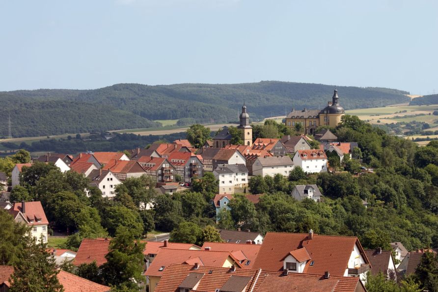 Blick über Altwildungen mit der Philipp-Nicolai-Kirche und dem Schloss Friedrichstein