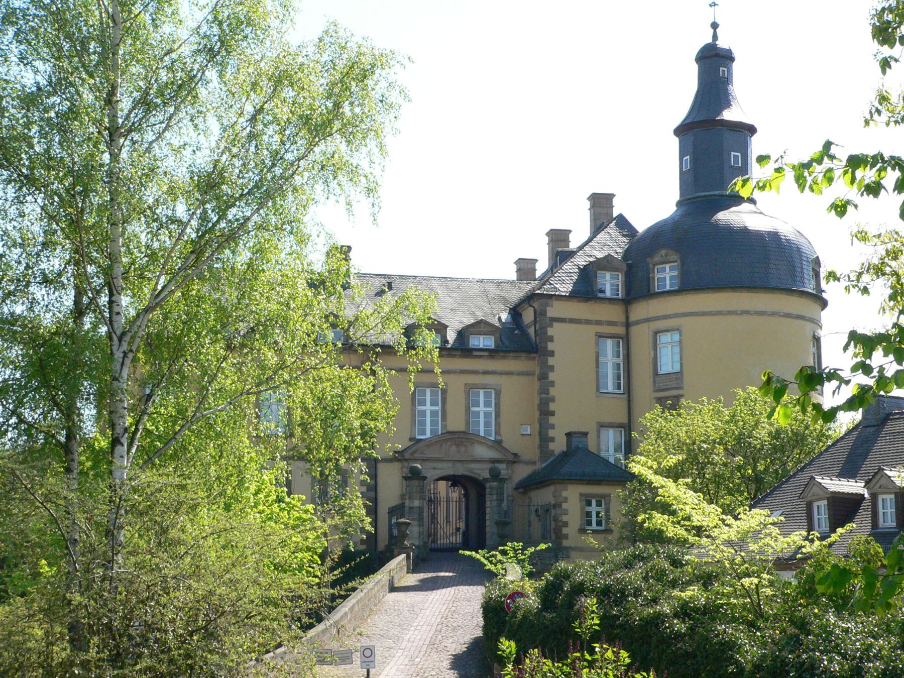 Blick auf die Einfahrt in den Schloss Friedrichstein