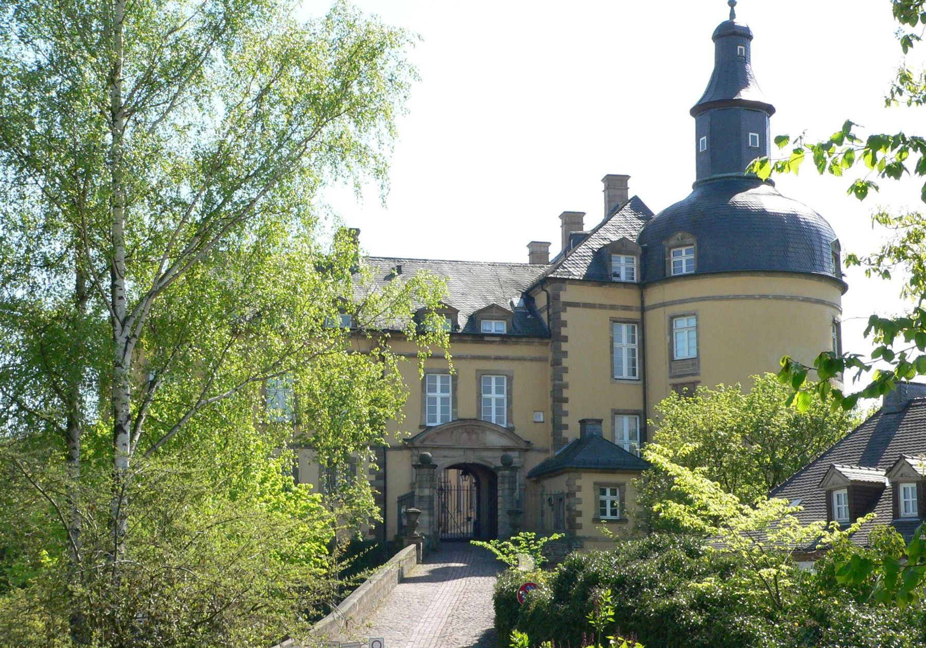 Blick auf die Einfahrt in den Schloss Friedrichstein