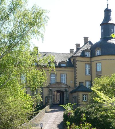 Blick auf die Einfahrt in den Schloss Friedrichstein