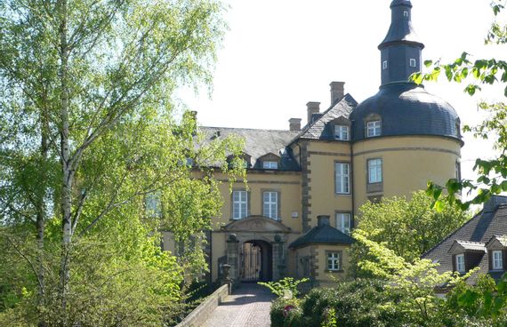 Blick auf die Einfahrt in den Schloss Friedrichstein