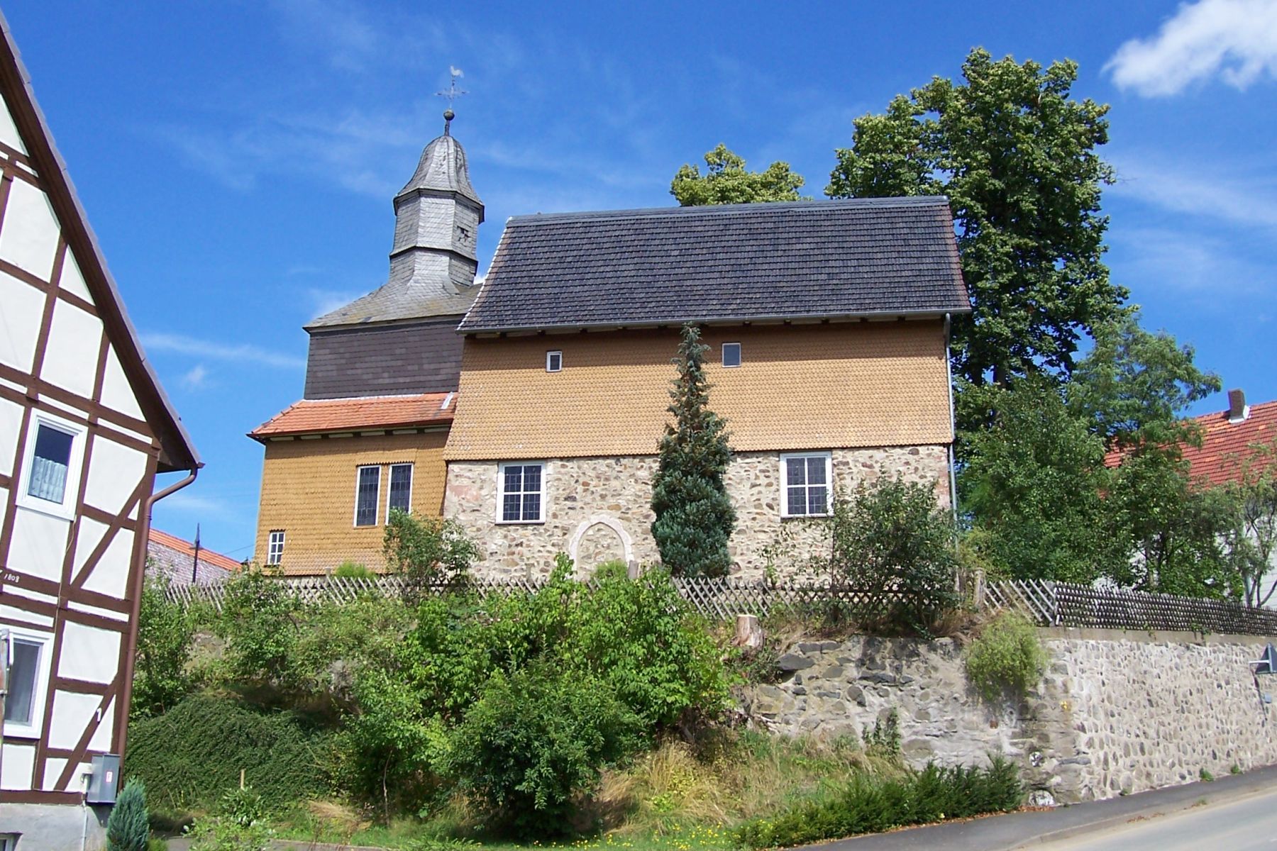 Blick auf die Kirche in Armsfeld