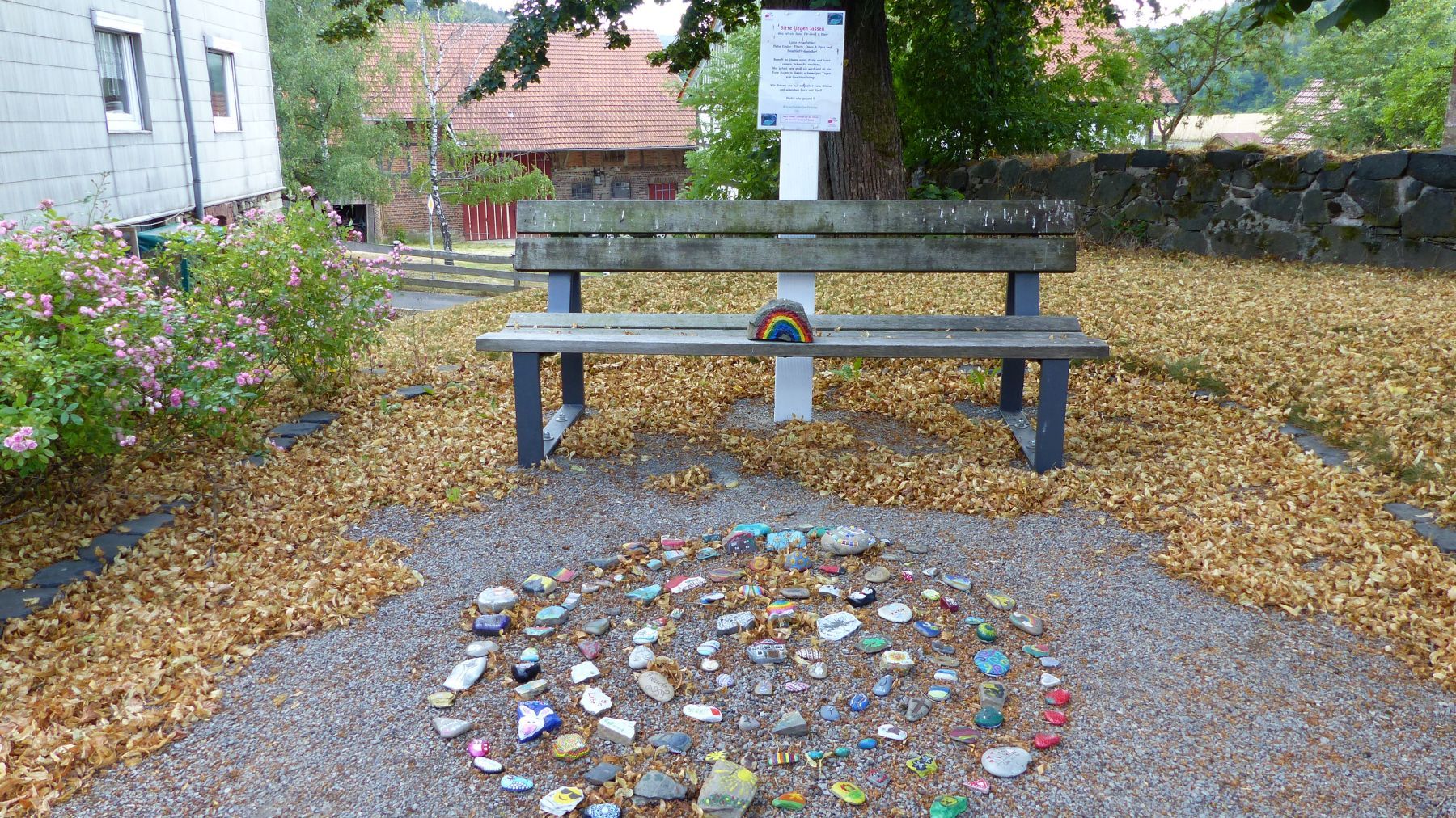 Armsfeld - ein bunter Steinkreis vor einer Bank