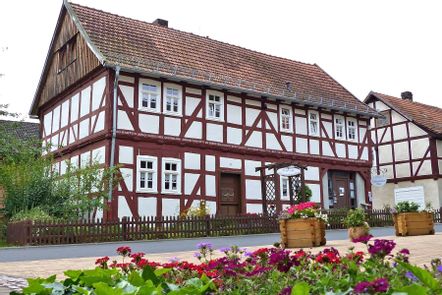 Blick von außen auf das Schneewittchenhaus in Bergfreiheit. Das Haus ist genauso eingerichtet, wie es im Märchen dargestellt wird. Groß und Klein, aber vor allem vor allem die Kinder sind zum fantasieren, spielen und erleben eingeladen.