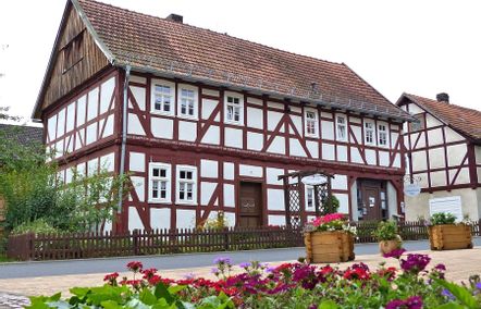 Blick von außen auf das Schneewittchenhaus in Bergfreiheit. Das Haus ist genauso eingerichtet, wie es im Märchen dargestellt wird. Groß und Klein, aber vor allem vor allem die Kinder sind zum fantasieren, spielen und erleben eingeladen.