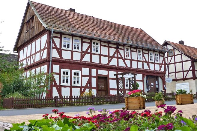 Blick von außen auf das Schneewittchenhaus in Bergfreiheit. Das Haus ist genauso eingerichtet, wie es im Märchen dargestellt wird. Groß und Klein, aber vor allem vor allem die Kinder sind zum fantasieren, spielen und erleben eingeladen.