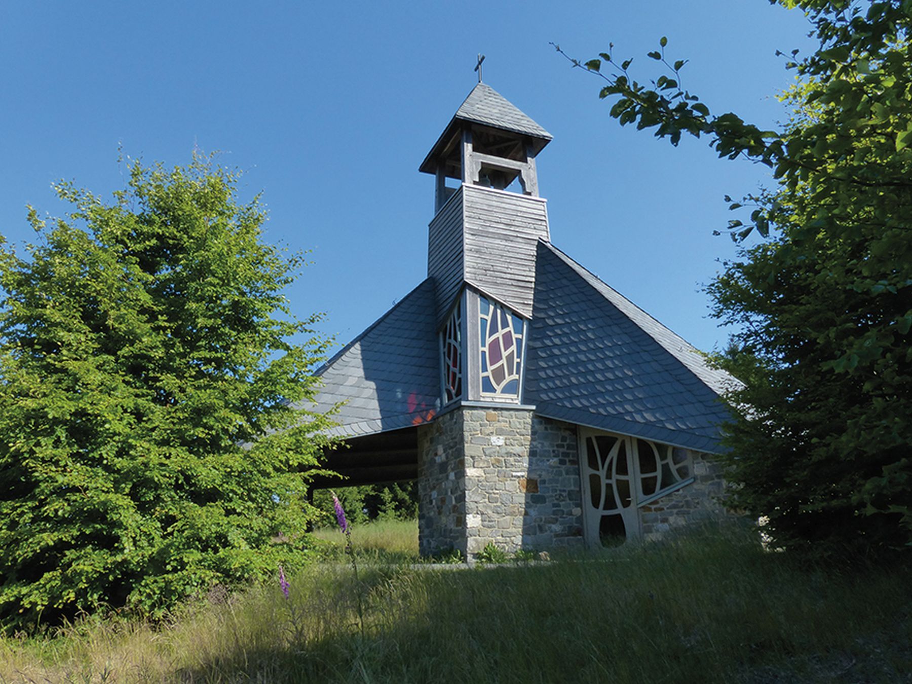 Blick auf die Quernstkapelle in Frebershausen, eine Sehenswürdigkeit zum Erwandern.