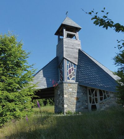 Blick auf die Quernstkapelle in Frebershausen, eine Sehenswürdigkeit zum Erwandern.