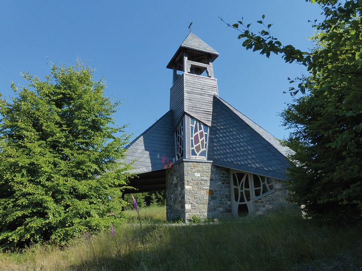 Blick auf die Quernstkapelle in Frebershausen, eine Sehenswürdigkeit zum Erwandern.