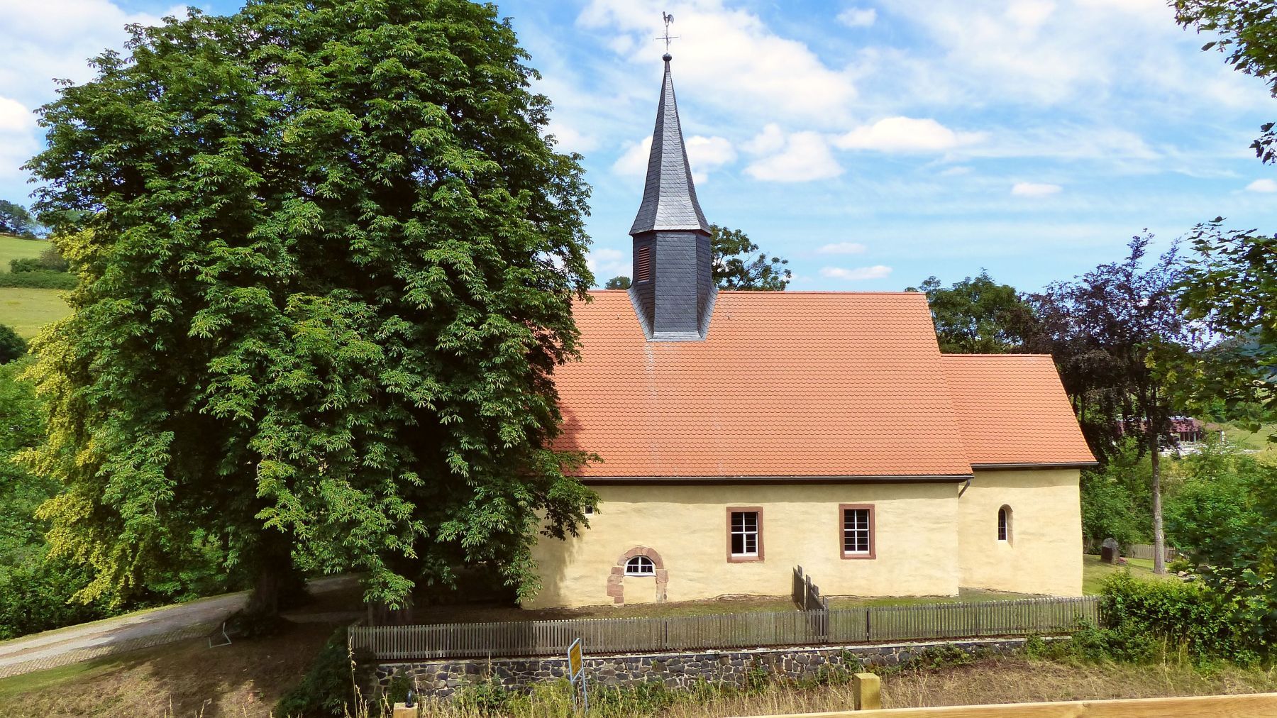 Blick auf die Bergkirche in Hüddingen