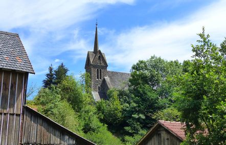 Blick auf den Kirchturm in Hundsdorf