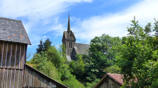 Blick auf den Kirchturm in Hundsdorf