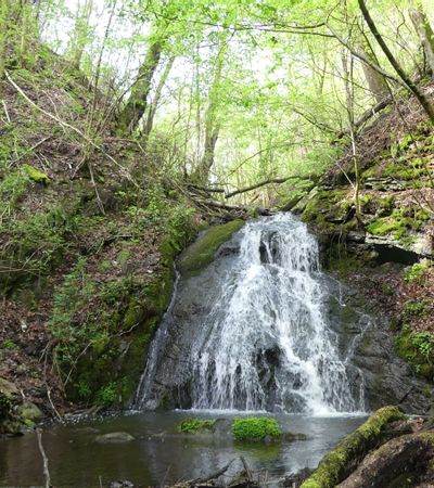 Blick auf einen Wasserfall in Odershausen
