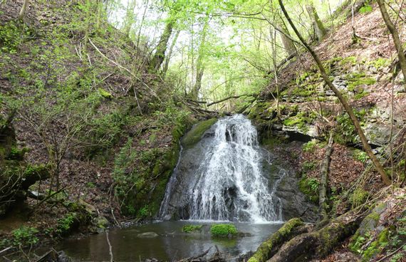 Blick auf einen Wasserfall in Odershausen