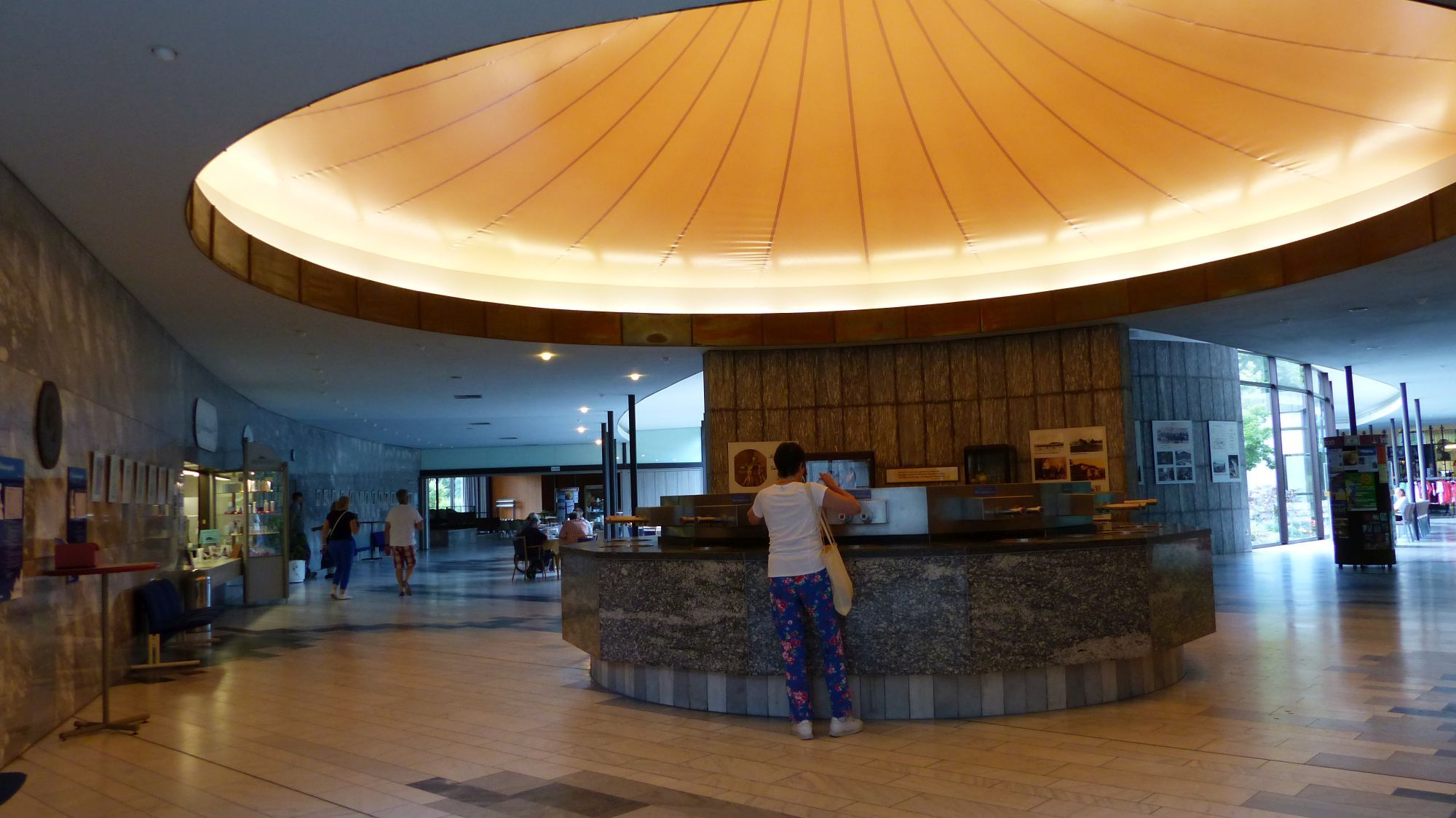 Blick auf den Ausschank der Heilwasser in der Wandehalle in Reinharshausen.,