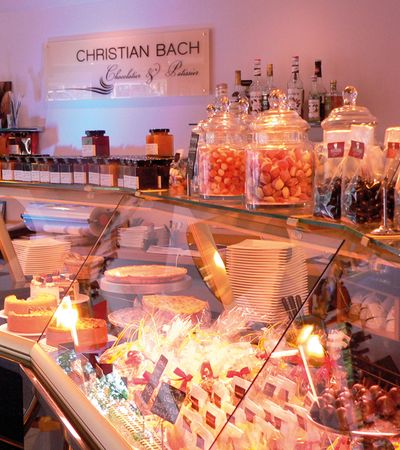 Auslage mit Kuchen und Süßigkeiten der Patisserie Bach in Bad Wildungen