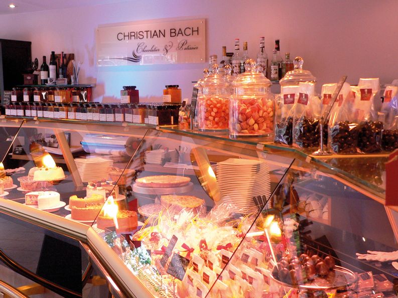 Auslage mit Kuchen und Süßigkeiten der Patisserie Bach in Bad Wildungen