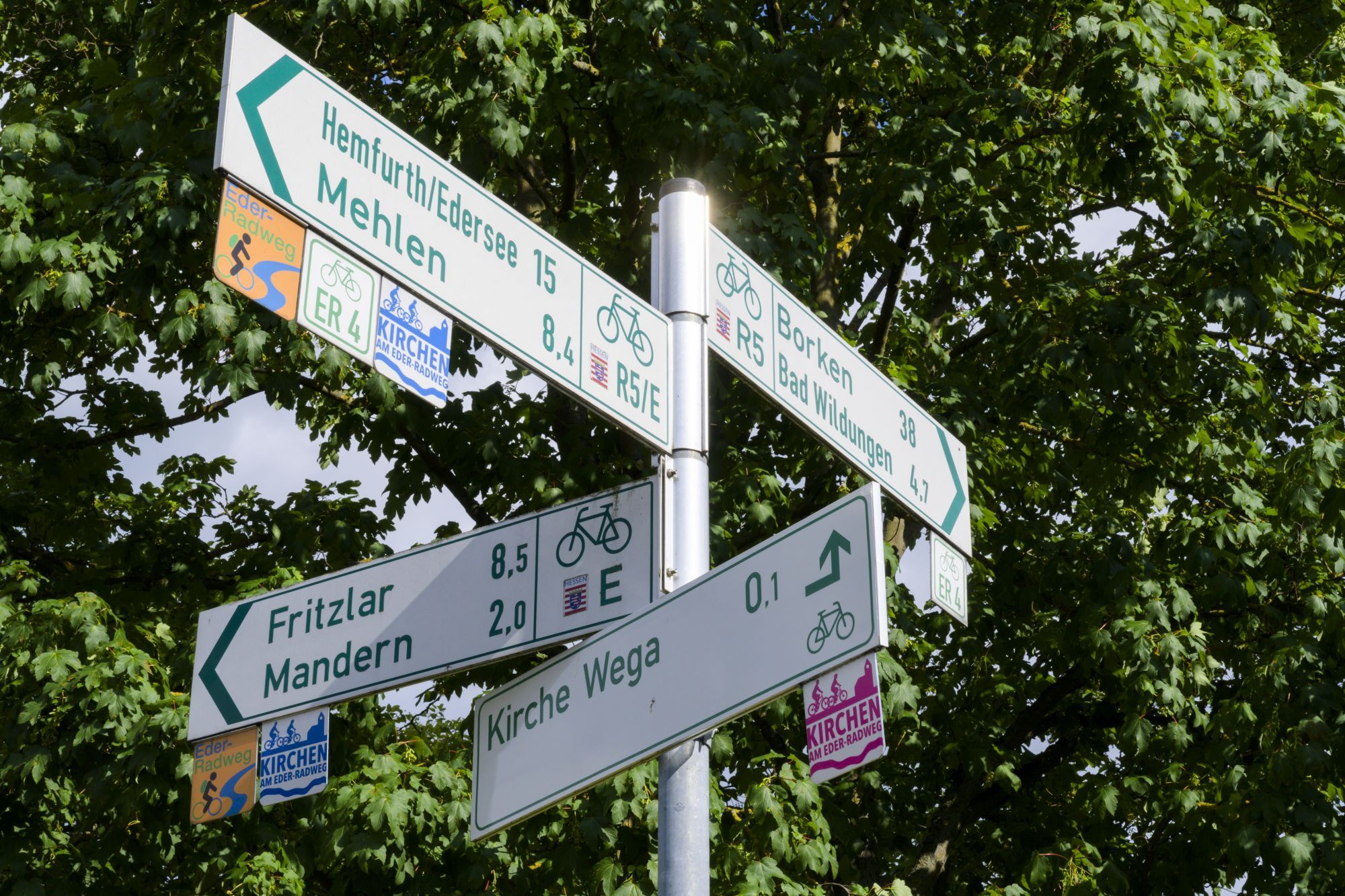 Ausschilderungen für die verschiedenen Radwege am Edersee