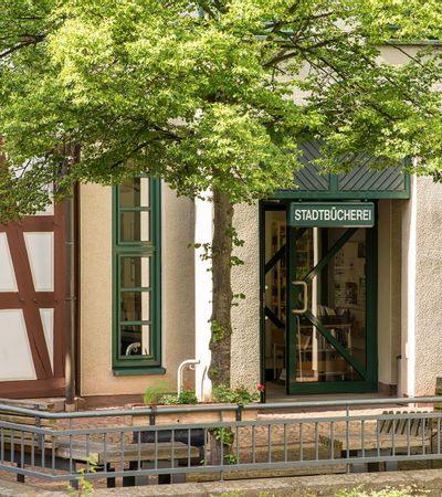Blick auf den Eingang der Stadtbücherei.