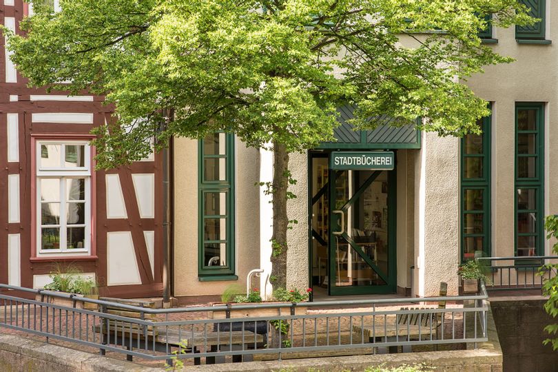 Blick auf den Eingang der Stadtbücherei.