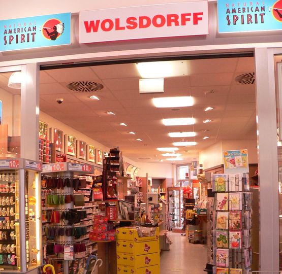 Eingang und Blick nach drinnen von Wolsdorff in Bad Wildungen