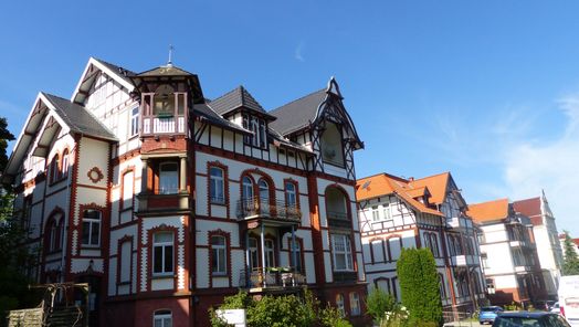 Aufnahme von rot weißen Fachwerkhäusern aus Bad Wildungen.