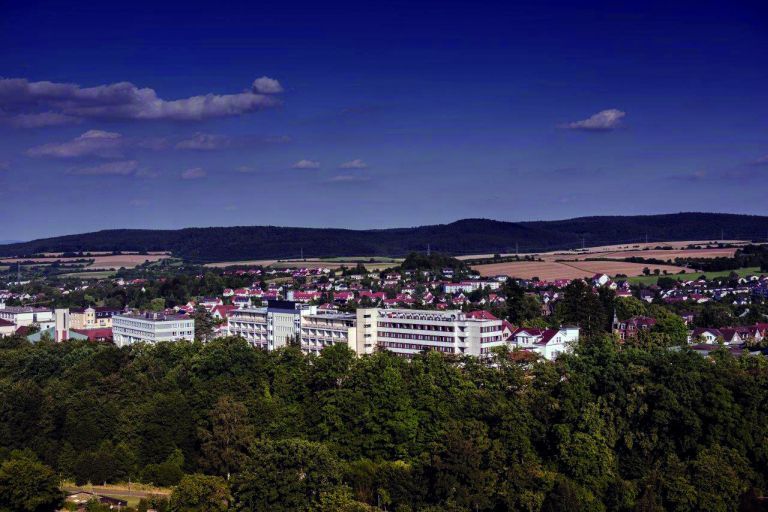Blick über Bad Wildungen mit der Wicker Klinik Bad Wildungen im Vordergrund