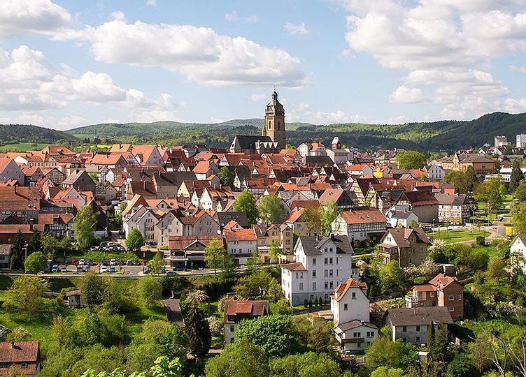 Panoaramablick über Bad Wildungen mit Blick auf die Altstadt mit der Stadtkirche