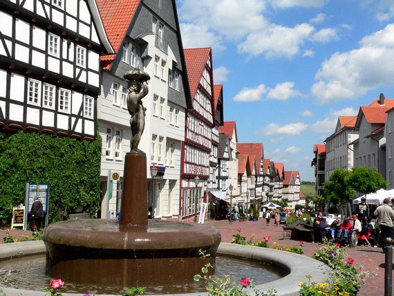 Marktplatz mit Blick in die Fachwerk-Altstadt und den Markplatzbrunnen mit Kump.