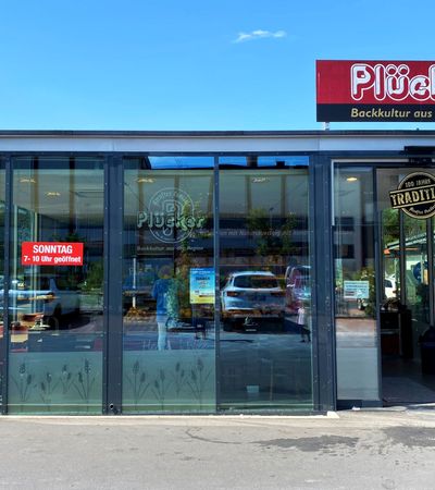 Ansicht des Glasgebäudes von Bäckerei Plücker