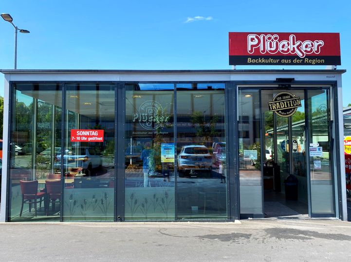 Ansicht des Glasgebäudes von Bäckerei Plücker