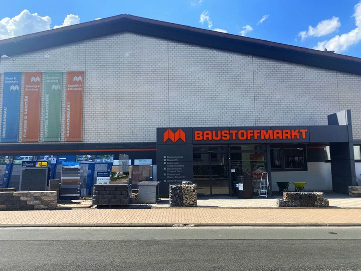 Außenansicht des Eingangs vom Baustoffmarkt.
