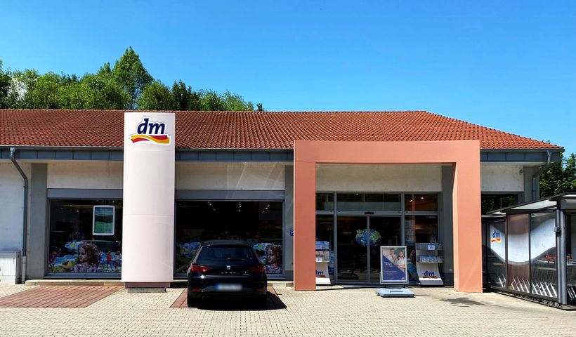 Eingang des DM in Bad Wildungen bei sonnigem Wetter.